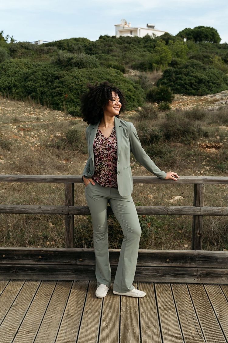 &Co Woman Broek Kaki dames (PENELOPE FLARE TRAVEL PANTS - PA203.1.KN.KHAKI) - GL Sport (Sluis)