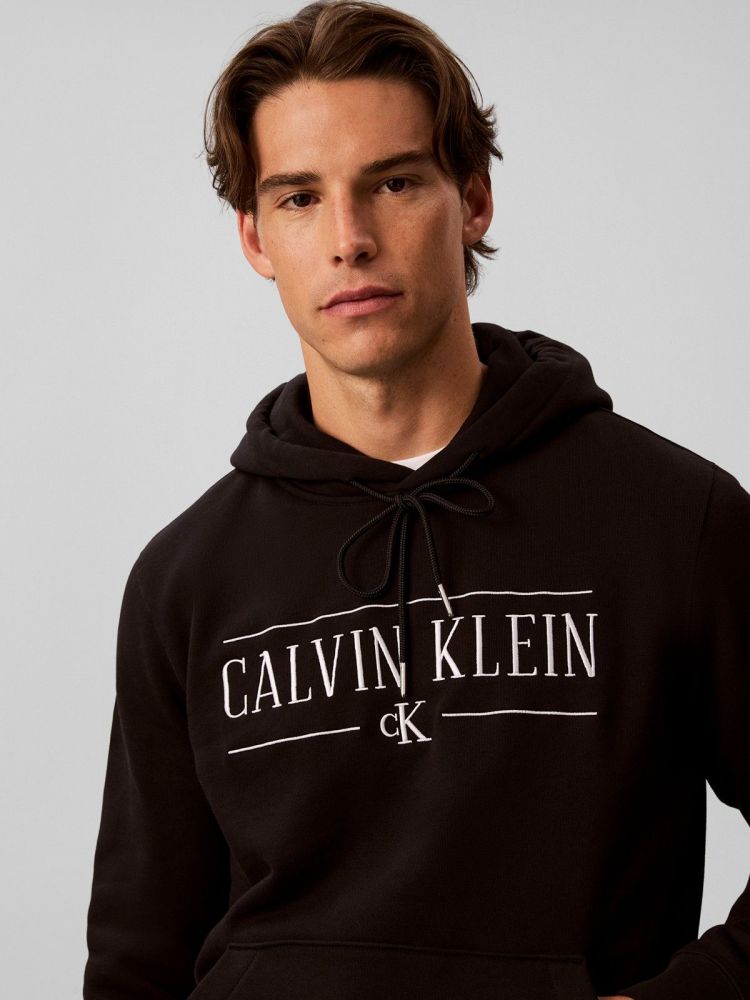 Calvin Klein Hoodie Zwart heren (LS 350FLEECE EU VARSITY SERIF HOODIE - LV04RH238G.UB1) - GL Sport (Sluis)