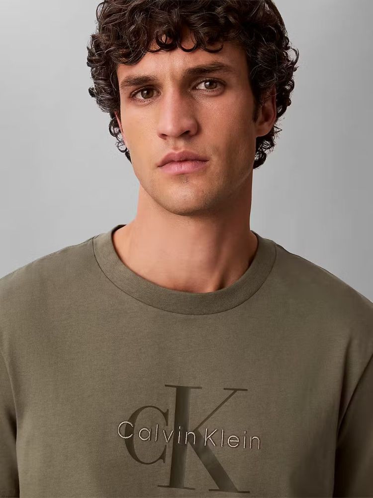 Calvin Klein T-shirt Olijfgroen heren (SS HERO MONOLOGO TEE - LV04RB862G.LDY) - GL Sport (Sluis)