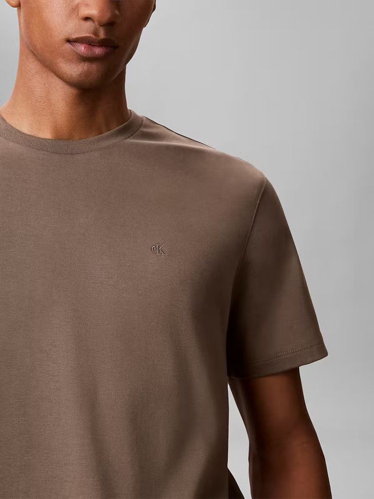 Calvin Klein T-shirt Taupe heren (SS SUPIMA CHEST EMB CREWNECK TEE - LV04LB275G.BUNGEECORD) - GL Sport (Sluis)
