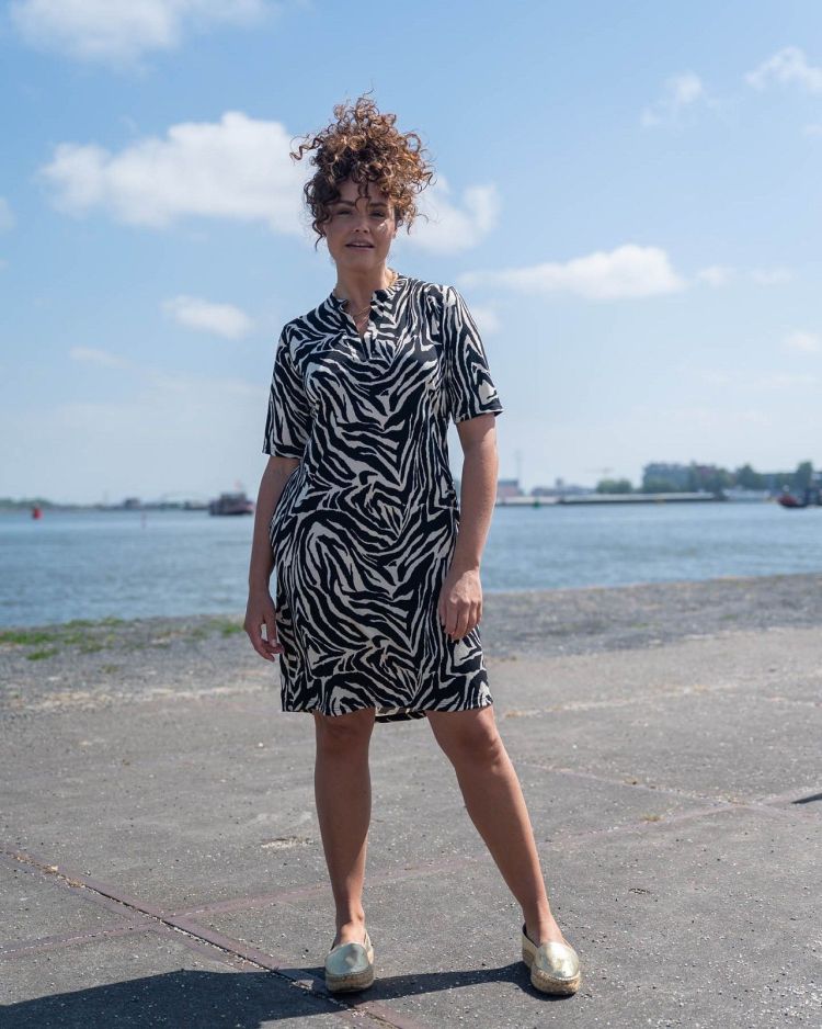 FOS Amsterdam Jurk Zwart dames (ANDRIEN STREPEN-ET DRESS - ANDRIEN.7465.ZWART) - GL Sport (Sluis)