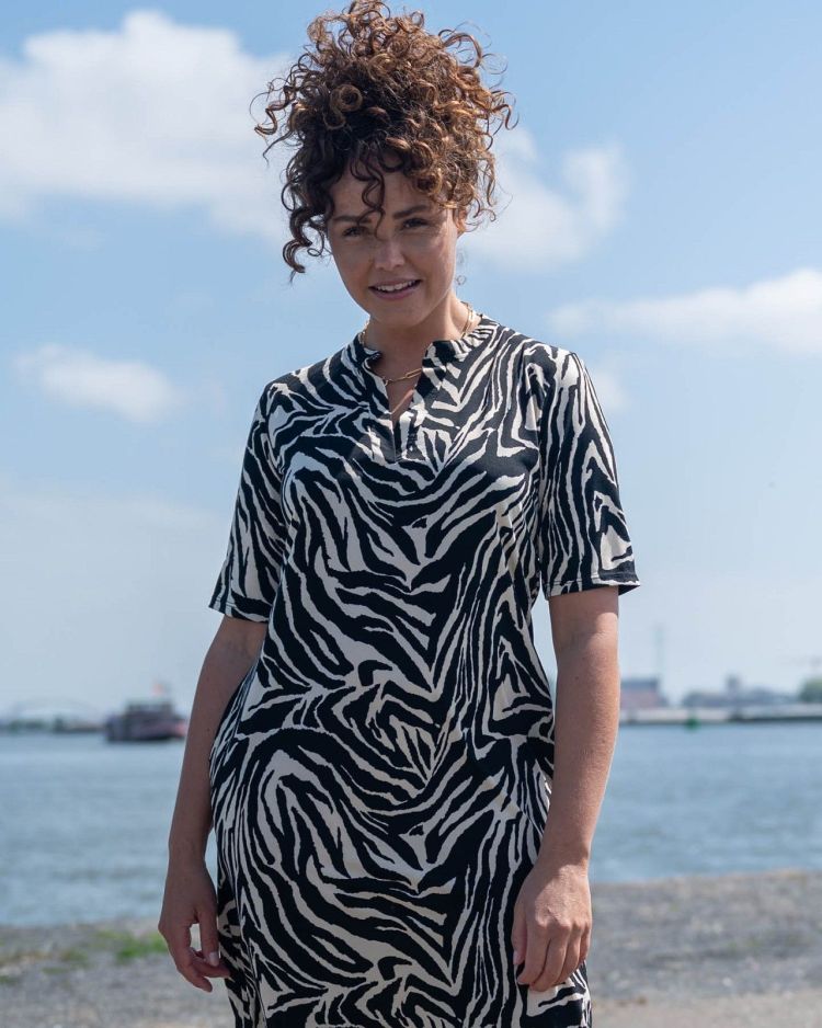FOS Amsterdam Jurk Zwart dames (ANDRIEN STREPEN-ET DRESS - ANDRIEN.7465.ZWART) - GL Sport (Sluis)
