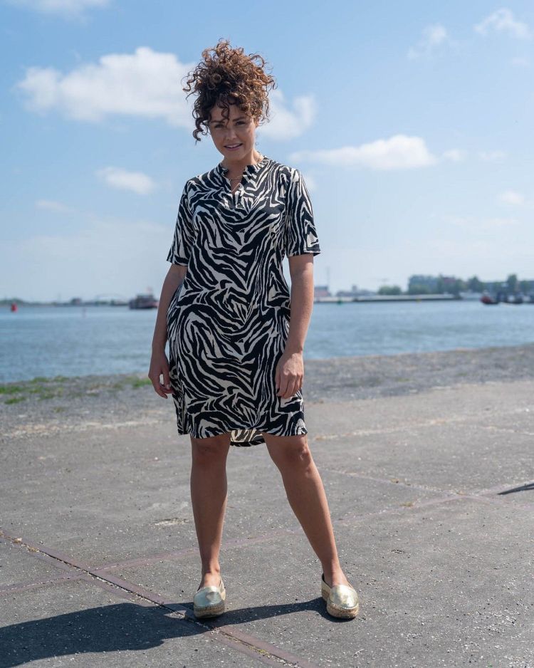 FOS Amsterdam Jurk Zwart dames (ANDRIEN STREPEN-ET DRESS - ANDRIEN.7465.ZWART) - GL Sport (Sluis)