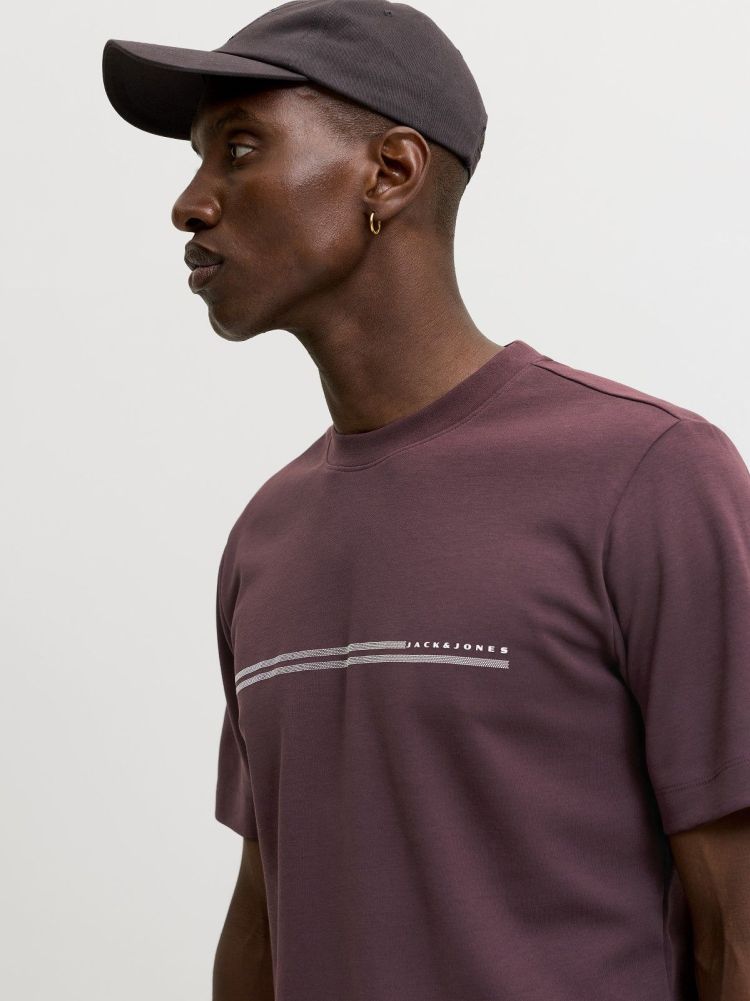 Jack & Jones T-shirt Bordeaux heren (FUSION CHEST BRAND TEE SS CREW NECK - 12289936.FUDGE) - GL Sport (Sluis)