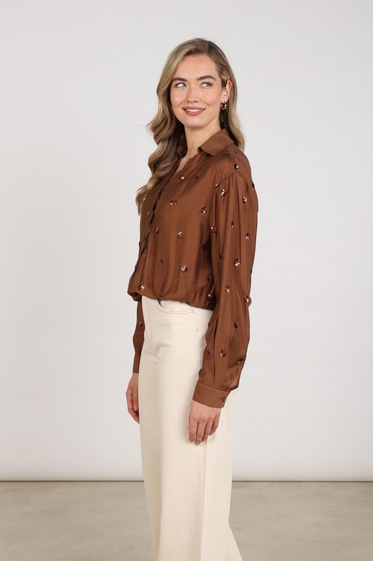 Nukus by Nick Vervoort Blouse Bruin dames (ANIKA BLOUSE PAILLET - ANIKA.BLOUSE.ESPRESSO) - GL Sport (Sluis)