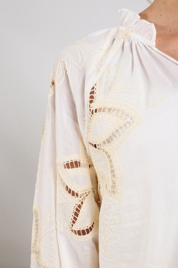 Nukus by Nick Vervoort Blouse Off-white dames (BRIDGET BLOUSE EMBRODERY - BRIDGET.BLOUSE.OFFWHT) - GL Sport (Sluis)