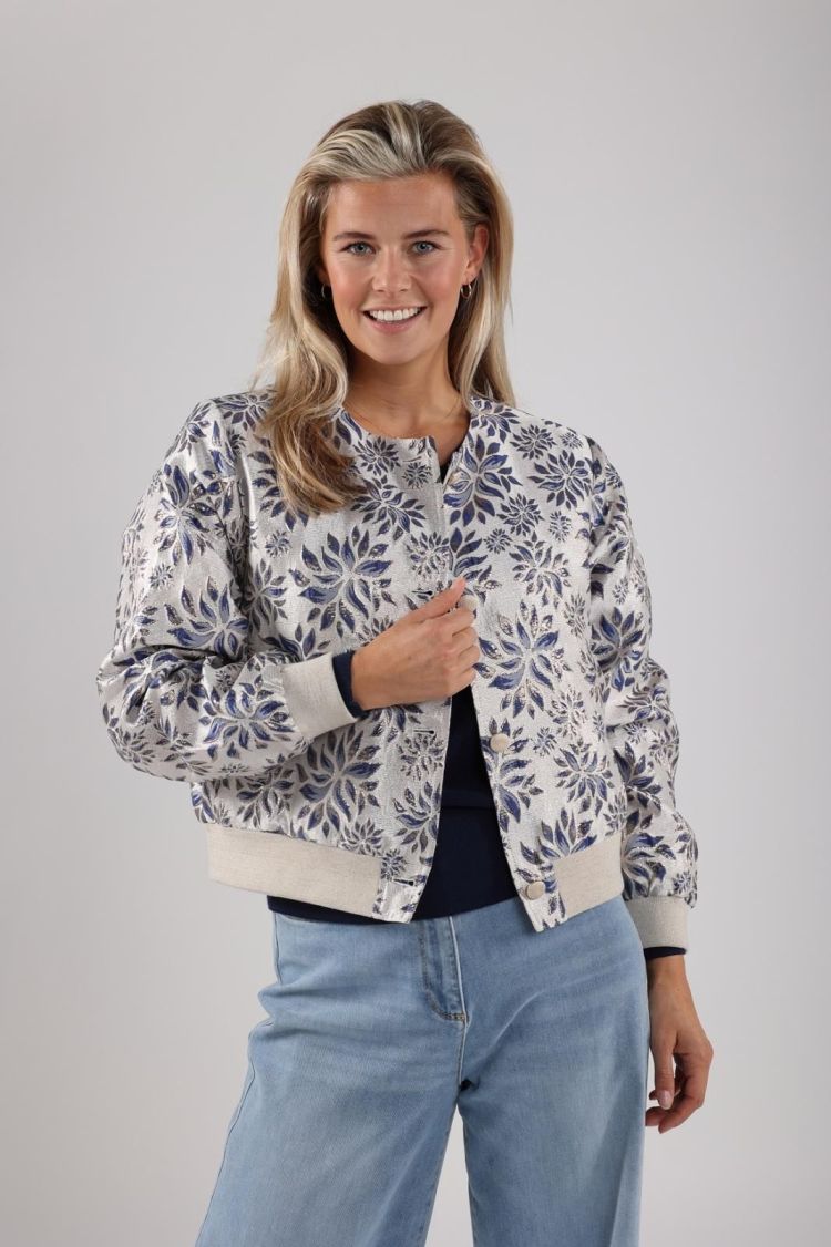 Nukus by Nick Vervoort Jack Blauw dames (MAUREEN JACKET FLOWER - MAUREEN.JACKET.BLUE) - GL Sport (Sluis)