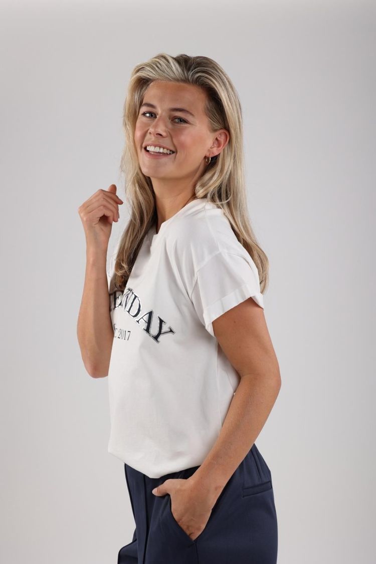 Nukus by Nick Vervoort T-shirt Off-white dames (MEIKE SHIRT THE SUNDAY - MEIKE.SHIRT.OFFWHT/NAVY) - GL Sport (Sluis)