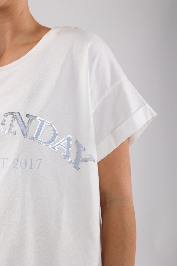 Nukus by Nick Vervoort T-shirt Off-white dames (MEIKE SHIRT THE SUNDAY - MEIKE.SHIRT.OFFWHT/SKY) - GL Sport (Sluis)