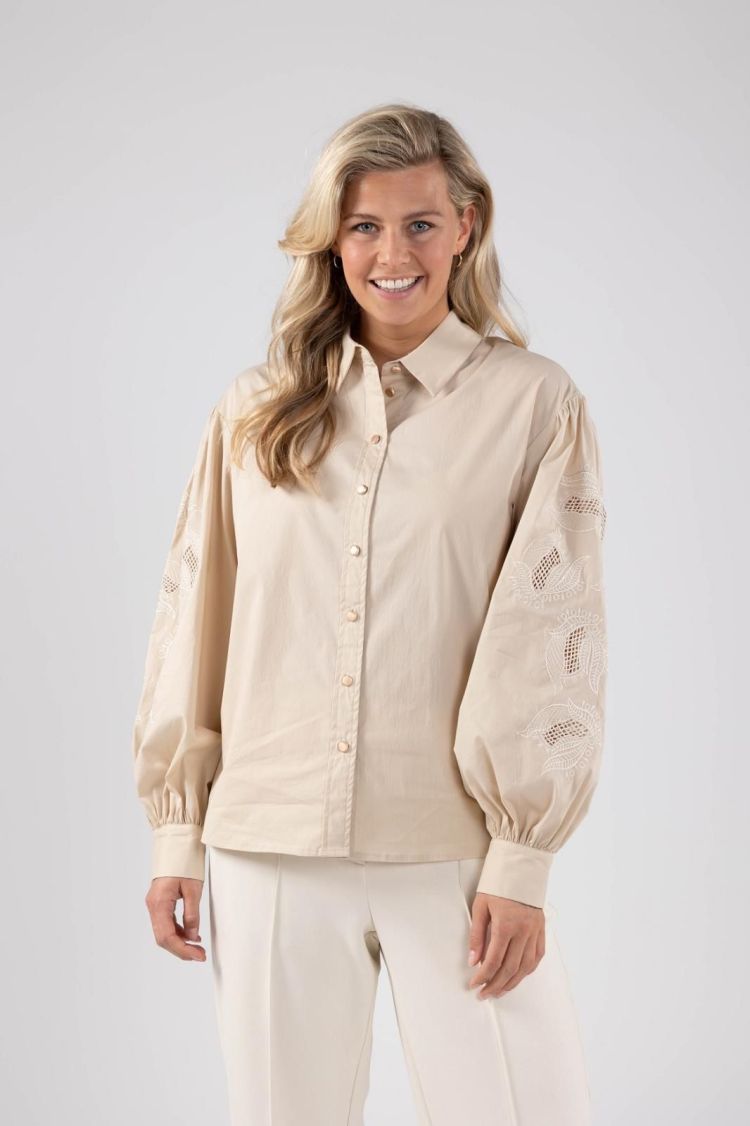 Nukus by Nick Vervoort Blouse Beige dames (MILANO BLOUSE EMBROIDERY - MILANO.BL.SAND) - GL Sport (Sluis)