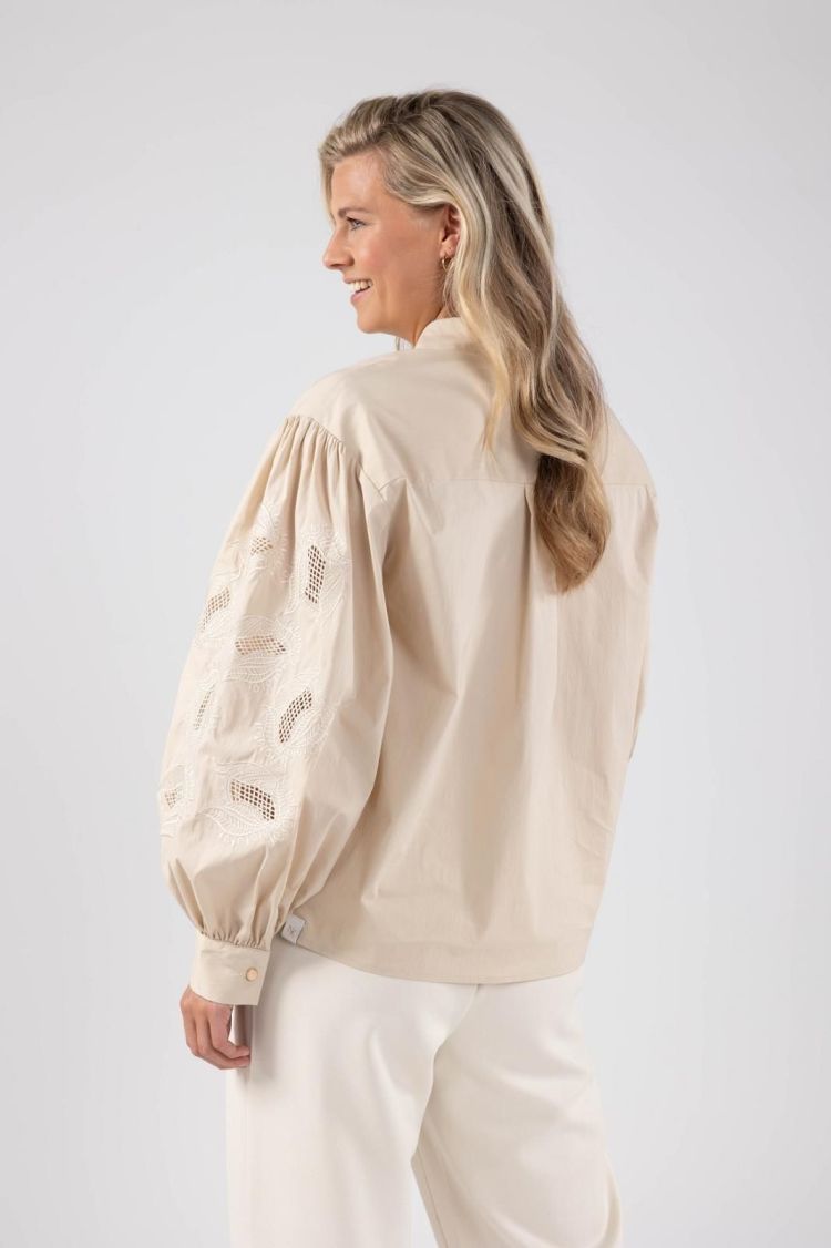 Nukus by Nick Vervoort Blouse Beige dames (MILANO BLOUSE EMBROIDERY - MILANO.BL.SAND) - GL Sport (Sluis)