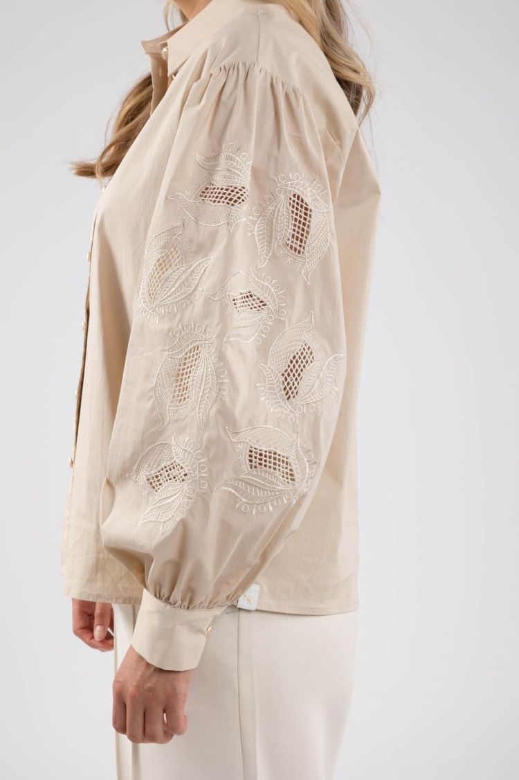 Nukus by Nick Vervoort Blouse Beige dames (MILANO BLOUSE EMBROIDERY - MILANO.BL.SAND) - GL Sport (Sluis)