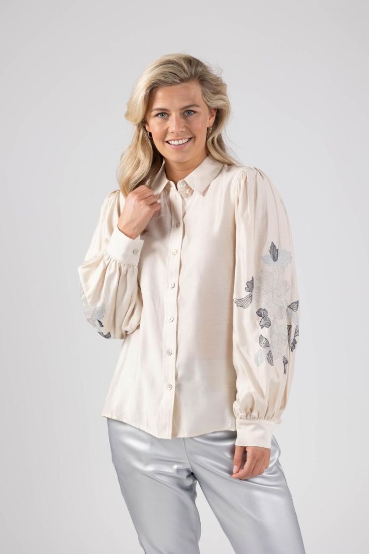 Nukus by Nick Vervoort Blouse Off-white dames (MILANOVA BLOUSE - MILANOVA.BL.OFFW/BLUE) - GL Sport (Sluis)