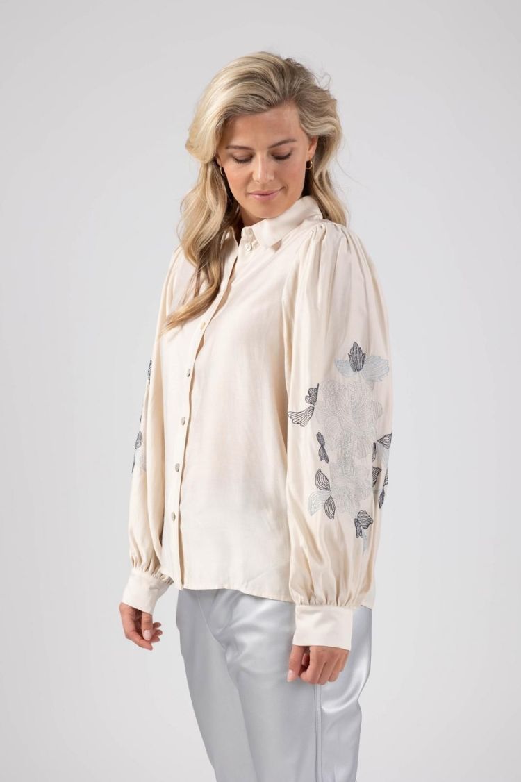 Nukus by Nick Vervoort Blouse Off-white dames (MILANOVA BLOUSE - MILANOVA.BL.OFFW/BLUE) - GL Sport (Sluis)