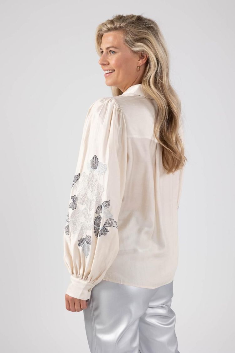 Nukus by Nick Vervoort Blouse Off-white dames (MILANOVA BLOUSE - MILANOVA.BL.OFFW/BLUE) - GL Sport (Sluis)