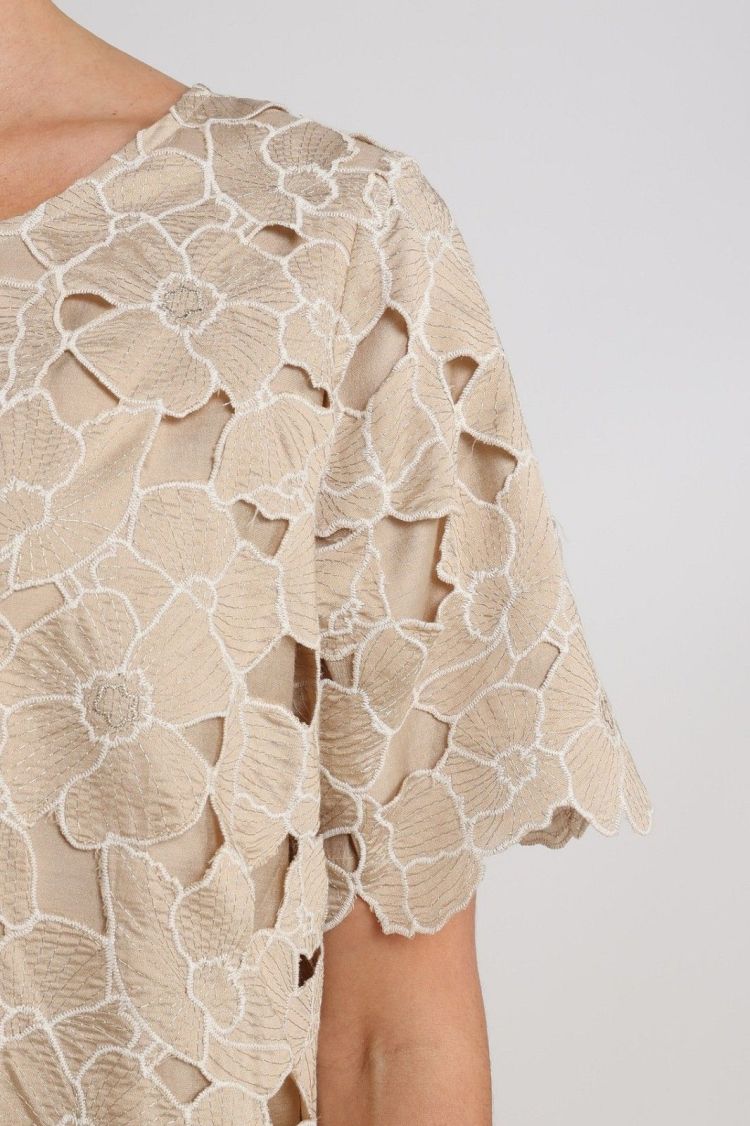 Nukus by Nick Vervoort Top Beige dames (OCTAVIA TOP FLOWER  - OCTAVIA.TOP.SAND) - GL Sport (Sluis)