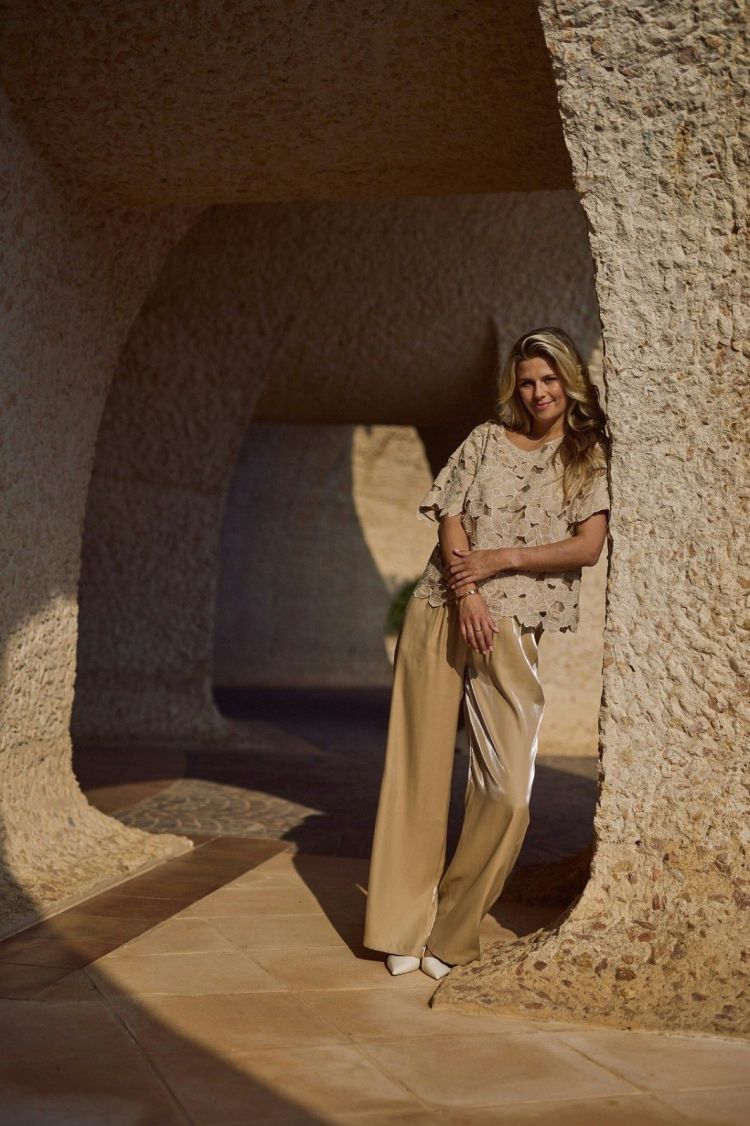 Nukus by Nick Vervoort Top Beige dames (OCTAVIA TOP FLOWER  - OCTAVIA.TOP.SAND) - GL Sport (Sluis)