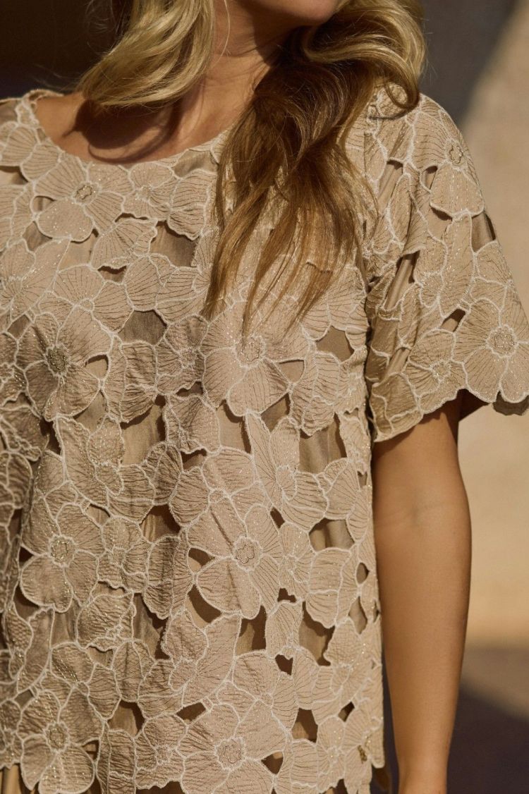 Nukus by Nick Vervoort Top Beige dames (OCTAVIA TOP FLOWER  - OCTAVIA.TOP.SAND) - GL Sport (Sluis)