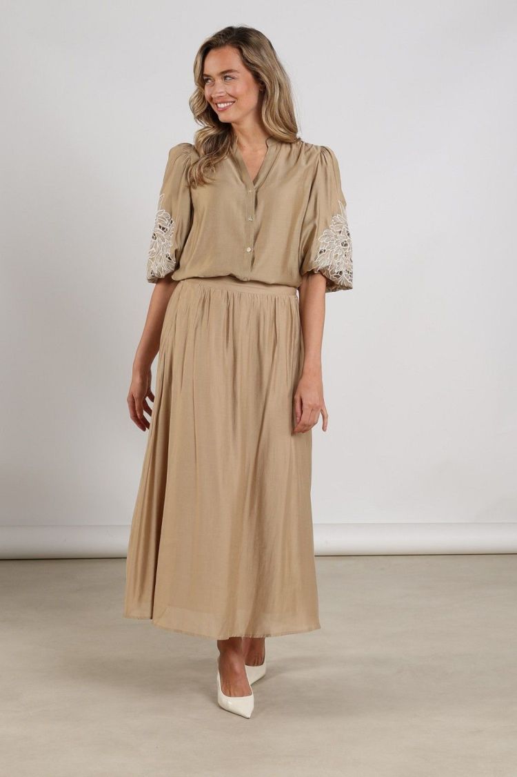 Nukus by Nick Vervoort Blouse Bruin dames (ROSIE BLOUSE EMBRODERY - ROSIE.BLOUSE.CAMEL) - GL Sport (Sluis)
