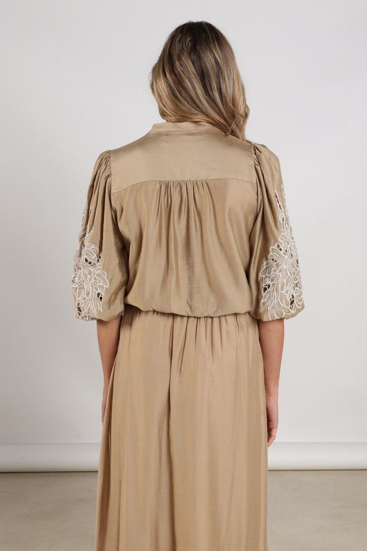 Nukus by Nick Vervoort Blouse Bruin dames (ROSIE BLOUSE EMBRODERY - ROSIE.BLOUSE.CAMEL) - GL Sport (Sluis)