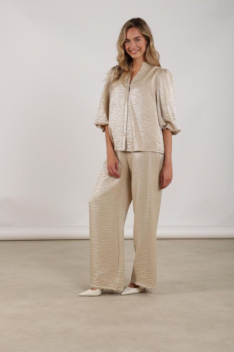 Nukus by Nick Vervoort Blouse Beige dames (ROSIE BLOUSE SHINY - ROSIE.BLOUSE.SAND) - GL Sport (Sluis)
