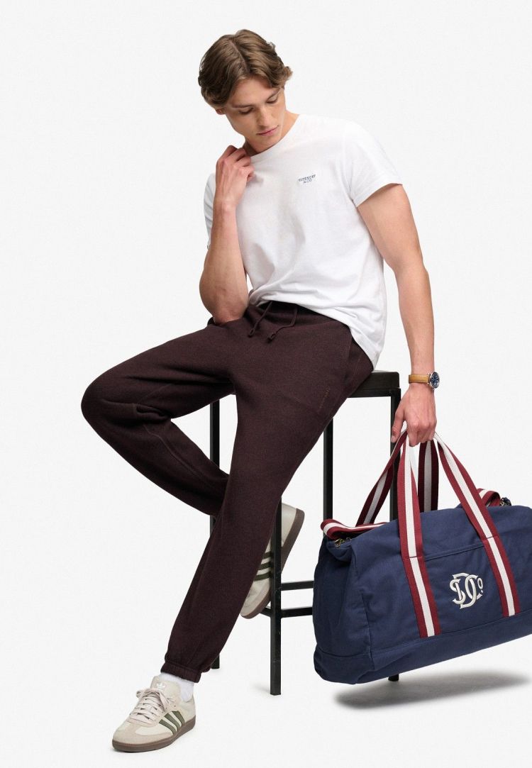Superdry & Co Joggingbroek Bordeaux heren (ESSENTIAL COMPANY LOGO JOGGER - M7011531A.M8F) - GL Sport (Sluis)