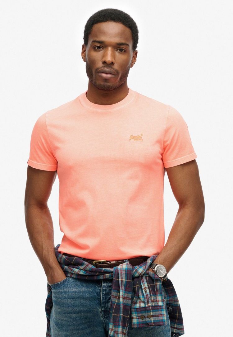 Superdry T-shirt Oranje heren (ESSENTIAL LOGO EMB NEON TEE - M1012065A.B6G) - GL Sport (Sluis)