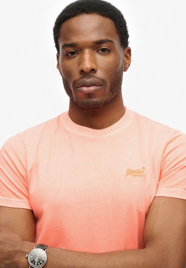 Superdry T-shirt Oranje heren (ESSENTIAL LOGO EMB NEON TEE - M1012065A.B6G) - GL Sport (Sluis)