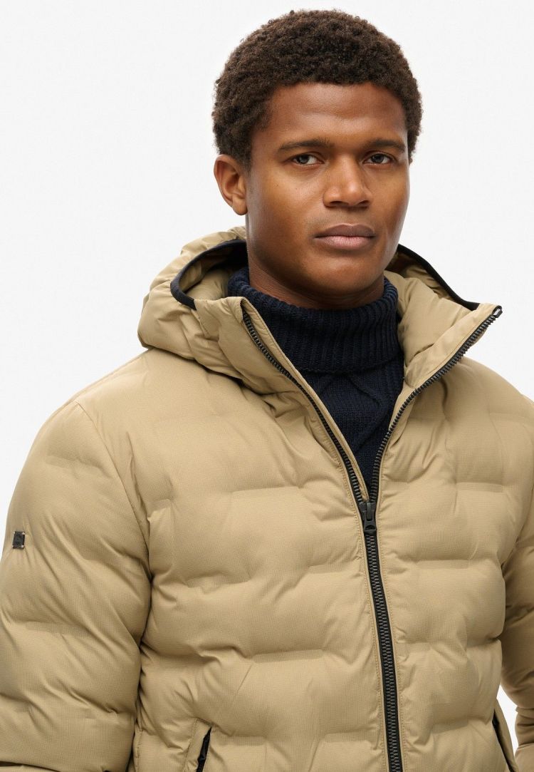 Superdry Jas Bruin heren (HOODED QUILTED PUFFER COAT - M5012045A.8MF) - GL Sport (Sluis)