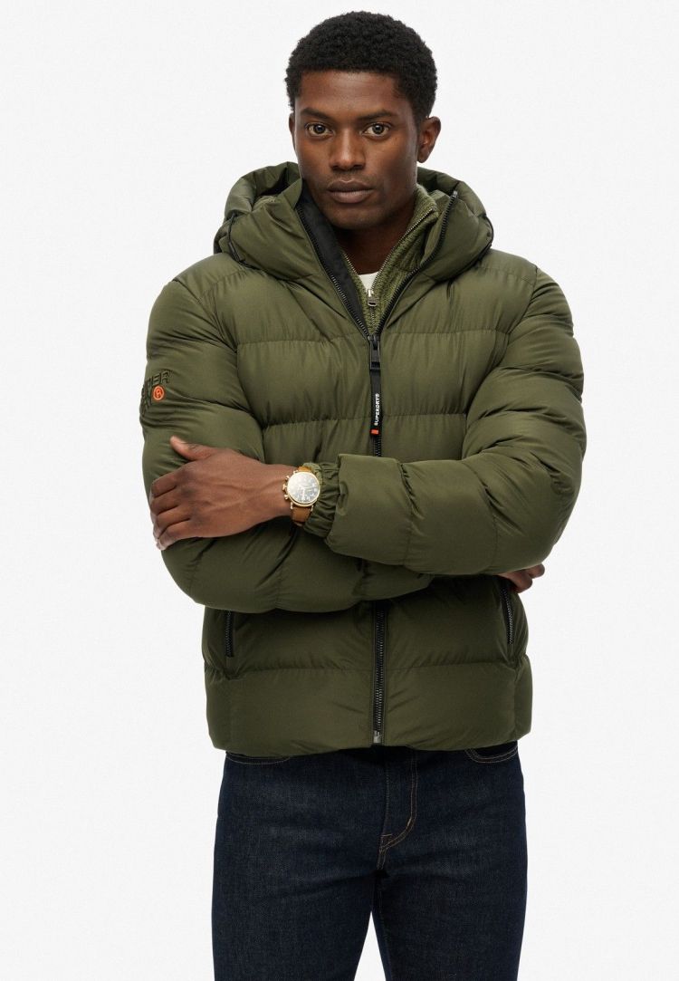 Superdry Jas Kaki heren (HOODED SPORTS PUFFER JACKET - M5011905A.H1Q) - GL Sport (Sluis)
