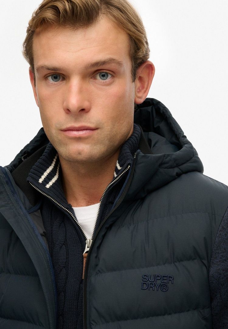 Superdry Jas Blauw heren (HOODED STORM KNIT HYBRID JACKET - M5012293A.98T) - GL Sport (Sluis)