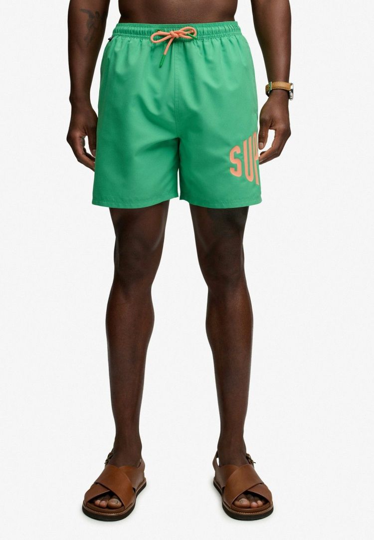 Superdry Zwembroek Groen heren (PRINTED LOGO 16 SWIM SHORT - M3010265A.06E) - GL Sport (Sluis)