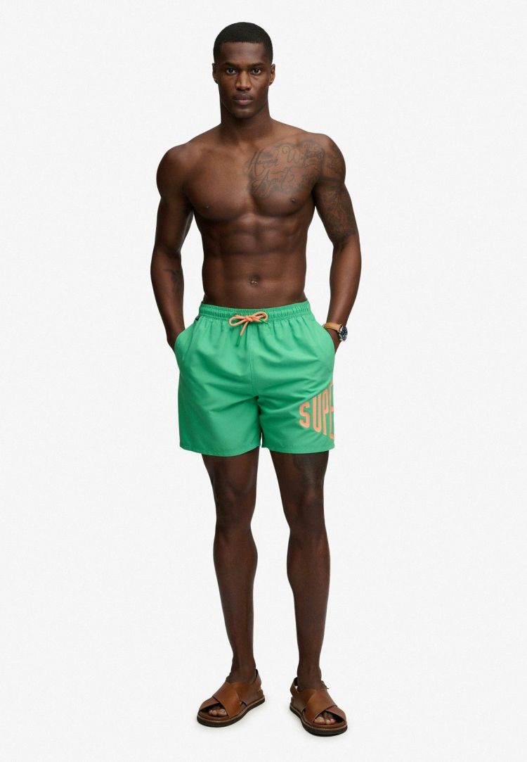 Superdry Zwembroek Groen heren (PRINTED LOGO 16 SWIM SHORT - M3010265A.06E) - GL Sport (Sluis)